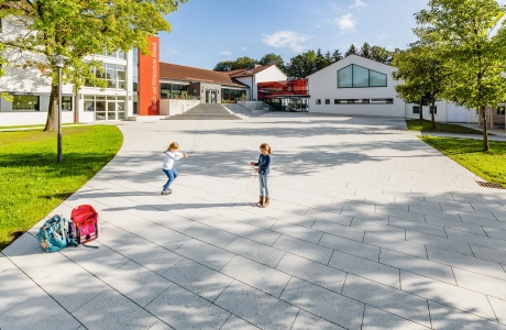 grundschule platz hof bepflanzt