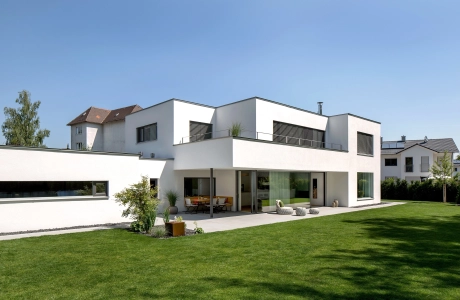 villa terrasse bepflanzt modern
