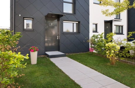 hauszugang stilvoll bepflanzt