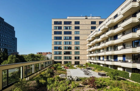 SpreeOneLiving in der Dovestraße in Berlin mit begrünter Dachterrasse.