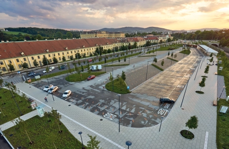 parkplatz arrival center bepflanzt