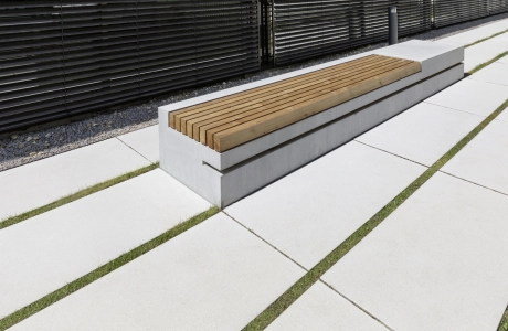 Sitzelement aus Beton mit Holzauflage