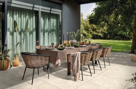 Dachterrasse mit Pflanzkübel und Haus im Hintergrund