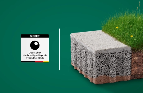 Logo des Deutschen Nachhaltigkeitspreis Produkt neben dem GDM.KLIMASTEIN, der neben einer Wiese liegt