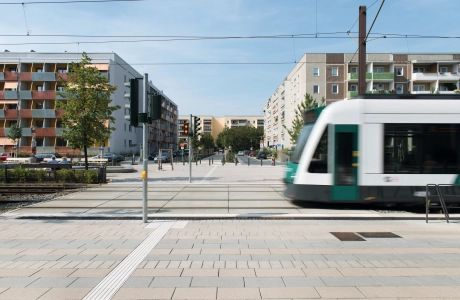 straße straßenbahn bepflanzt 