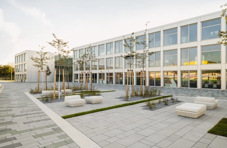 schule campus modern bepflanzt