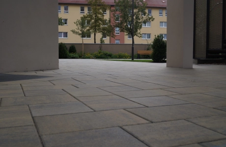 pfarrhaus vorplatz bepflanzt