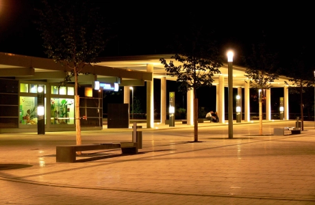 busbahnhof platz nacht