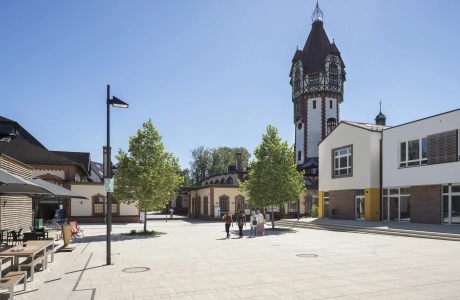 Marktplatz Beelitz-Heilstätten mit historischem Wasserturm und großzügiger Platzfläche GDM.NUEVA stone Pflastersteinen in der Farbe Sandstein-Uni.