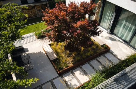 Dachterrasse mit Baum in der Mitte und viel grün