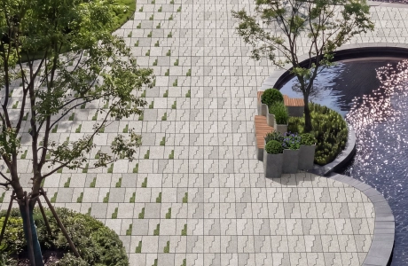 Rendering eines amorphen Stadtplatzes der mit GDM.CASCADE stone und Cascade planter ausgestattet wurde und rechts in eine Wasserfläche übergeht.