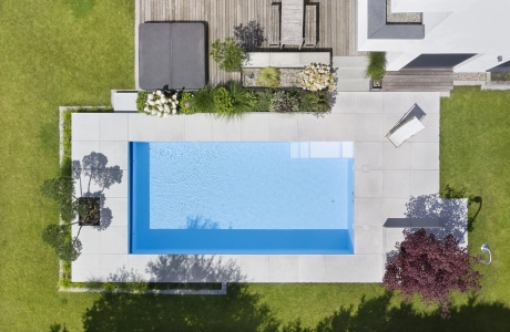 Poolterrasse aus der Vogelperspektive fotografiert