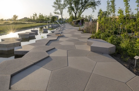 Großformatige Polygonplatten in verschiednen Grtautönen und passenden Sitzblöcken auf der Buga Mannheim 