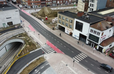 Blick auf eine noch laufende Baustelle neben einer asphaltierten Farbahn in einer Stadt. Die Gehwege wurden mit zeroC Pflastersteinen befestigt.