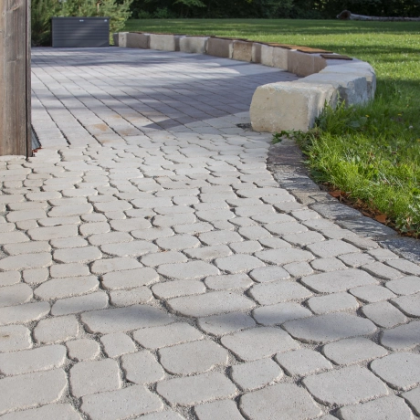 Übergang Terrasse zu einem Gehweg mit GDM.BOLERO stone 