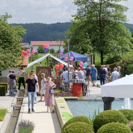 Ideen-Garten mit Menschen am Tag des Gartens in Fensterbach