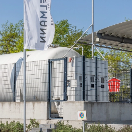 Blick auf die GODELMANN eigene LNG-Tankstelle für LKWs.