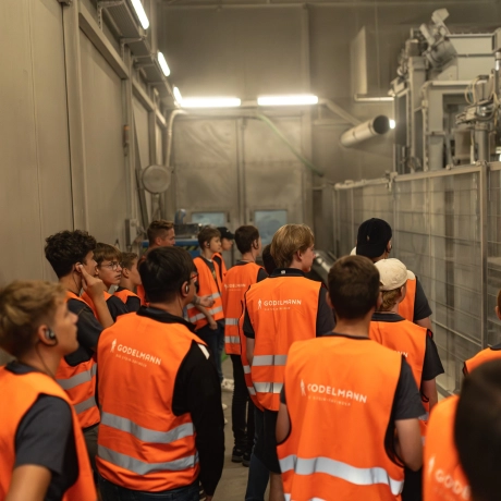 Werksführung durch die Produktion mit ca. 20 Personen in einer Maschinenanlage.