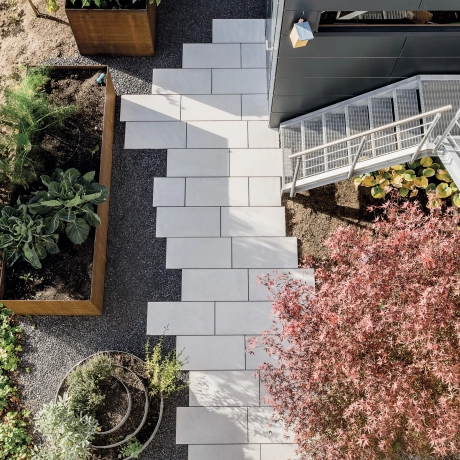 versetzt verlegter Gartenweg mit GDM.MASSIMO Platten zwischen Terrasse und Hochbeet 