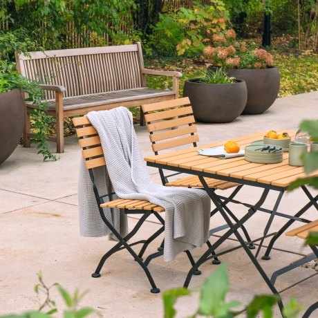 Großzügige Terrassenfläche mit individuell gefertigten GDM.MASSIMO-Betonplatten im Garten der Villa Markgraf in Bayreuth.