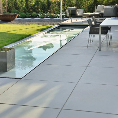 Terrasse mit XXL Betonplatten und integrierten Wasserbecken