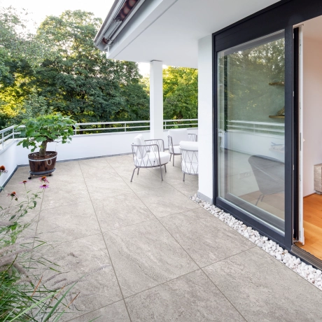 Planted roof terrace with barrier-free transition to the interior