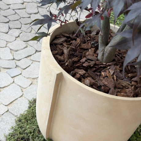 moderner Pflanztrog auf einer Terrasse mit GDM.BOLERO stone