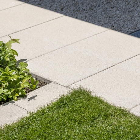 Sandfarbende Terrassenplatten und Gehwegplatten