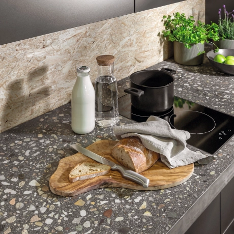 Worktop in anthracite with pebble in terrazzo finish