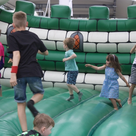 Hüpfburg mit Kindern