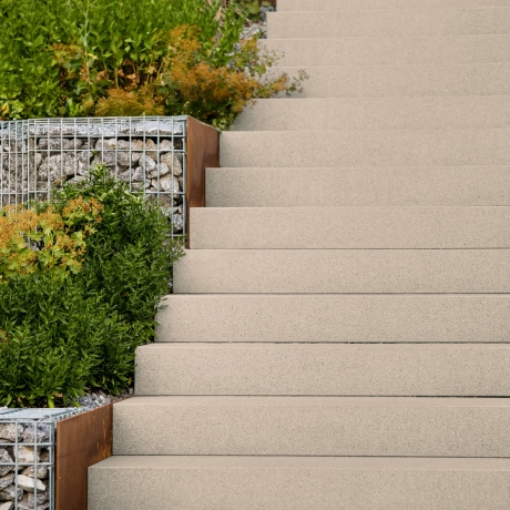 Treppe mit Blockstufen vom Typ GDM.LIVA step in der Farbe Kalkestein Mittel