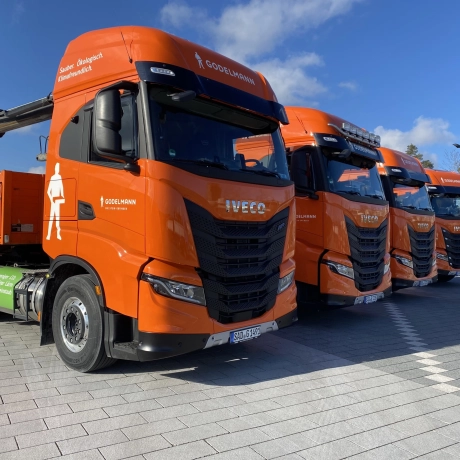 Die GODELMANN LNG-LKWs stehen aufgereiht am LKW-Parkplatz.