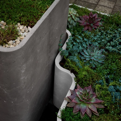 Cascade Planter von Bodo Sperlein begrünt in einer Detailaufnahme