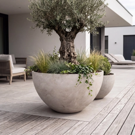 großer Pflanzkübel für Bäume auf einer Terrasse mit einem Olivenbaum