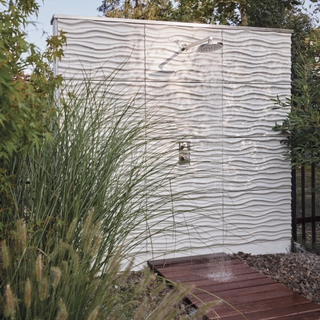 Outdoor Dusche im Grünen mit Architekturbeton wellen dünenartig als Wandverkleidung 