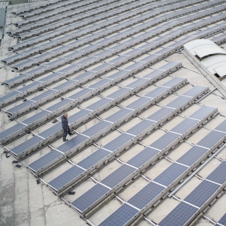 Blick aus der Vogelperspektive auf ein Hallendach bei GODELMANN, das vollständig mit PV-Anlagen ausgestattet wurde.