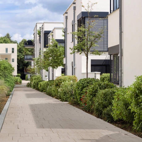 Weg in einem modernen Wohngebiet, gepflastert mit GDM.LIVA stone Groß- und Kleinpflastersystem