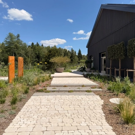 Weg durch einen naturnahen Garten mit GDM.BOLERO stone