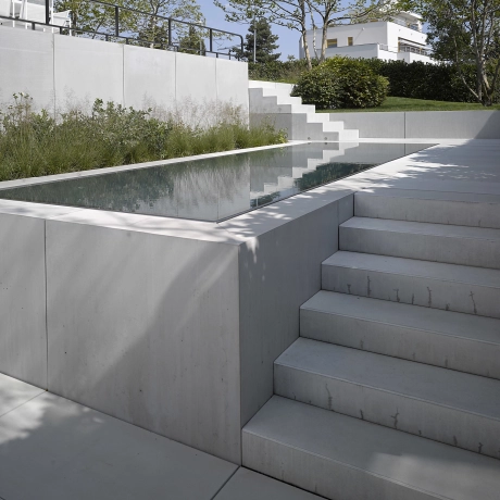 Privatgrundstück in Prag mit Stufen, Terrassenplatten und Poolumrandung aus Hochleistungsbeton in hellgrau