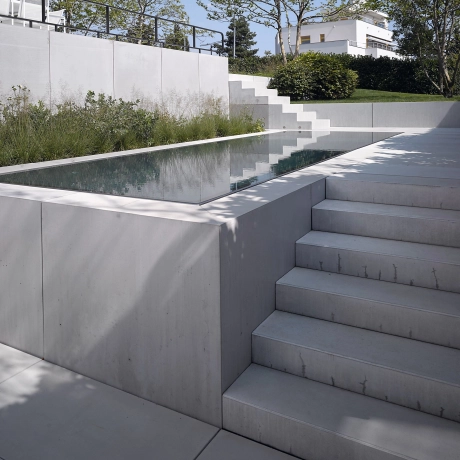 Privatgrundstück in Prag mit Stufen, Terrassenplatten und Poolumrandung aus Hochleistungsbeton in hellgrau