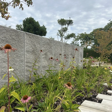 GDM.MAXI L-wall in einem Blumen- und Staudenbeet integriert.