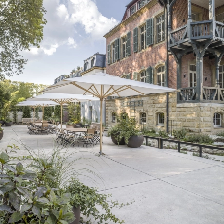 Neu gestaltete Veranstaltungsfläche der Villa Markgraf mit großformatigen GDM.MASSIMO-Betonplatten und historischem Gebäudebestand.
