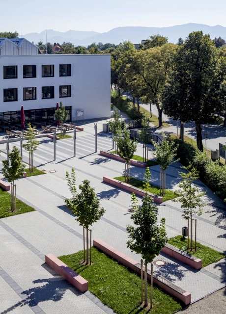 campus bepflanzt berufsschule modern