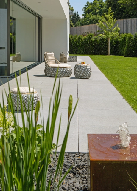 villa terrasse bepflanzt modern