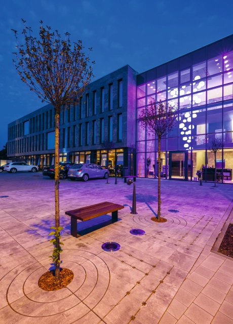 hotel modern eingang bepflanzt
