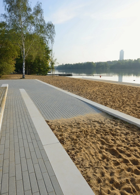 stausee stadt strand bepflanzt