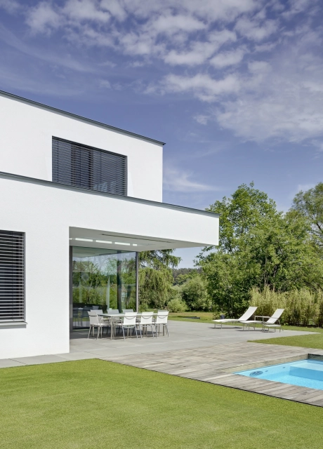 terrasse modern rasen glasfront