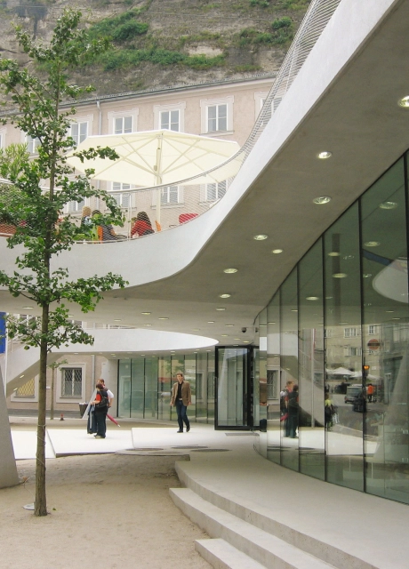 eingangsportal haus der natur terrasse platz