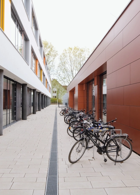 schulhof gymnasium