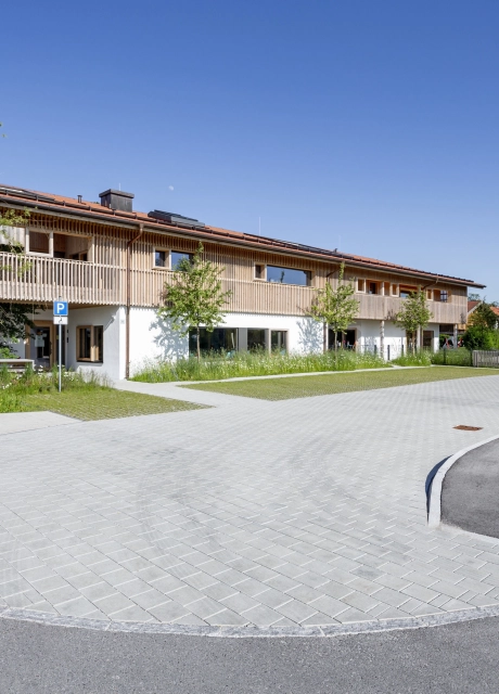 haus bepflanzt parkplatz